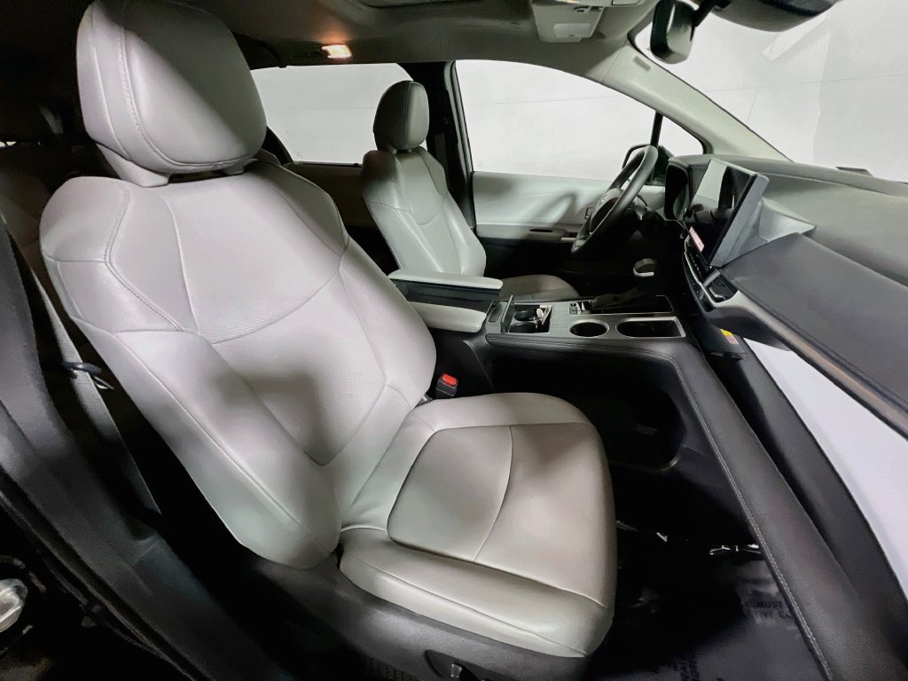 Certified 2025 Toyota Sienna XLE FWD image 26