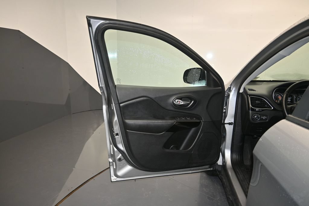 Used 2019 Jeep Cherokee Latitude Plus AWD/4WD image 10