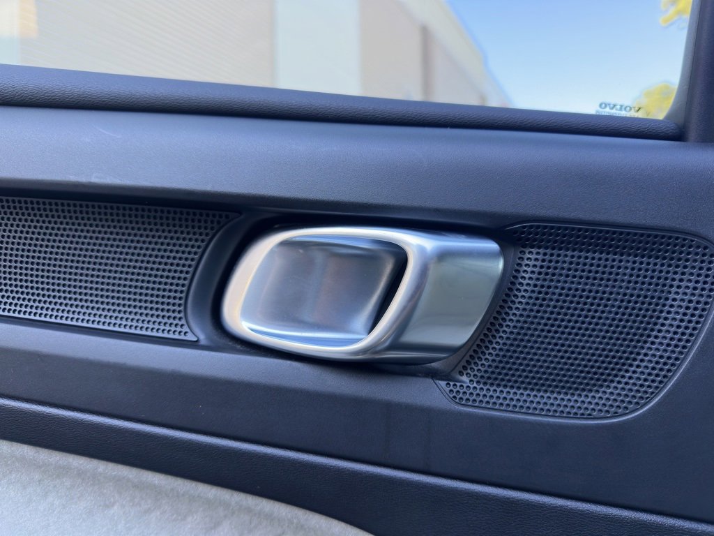 Used 2020 Volvo XC40 T4 Inscription image 19