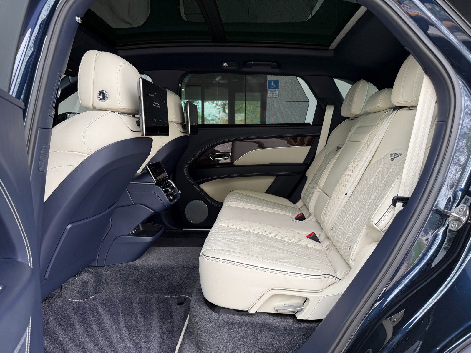 Used 2023 Bentley Bentayga Extended Wheelbase image 25