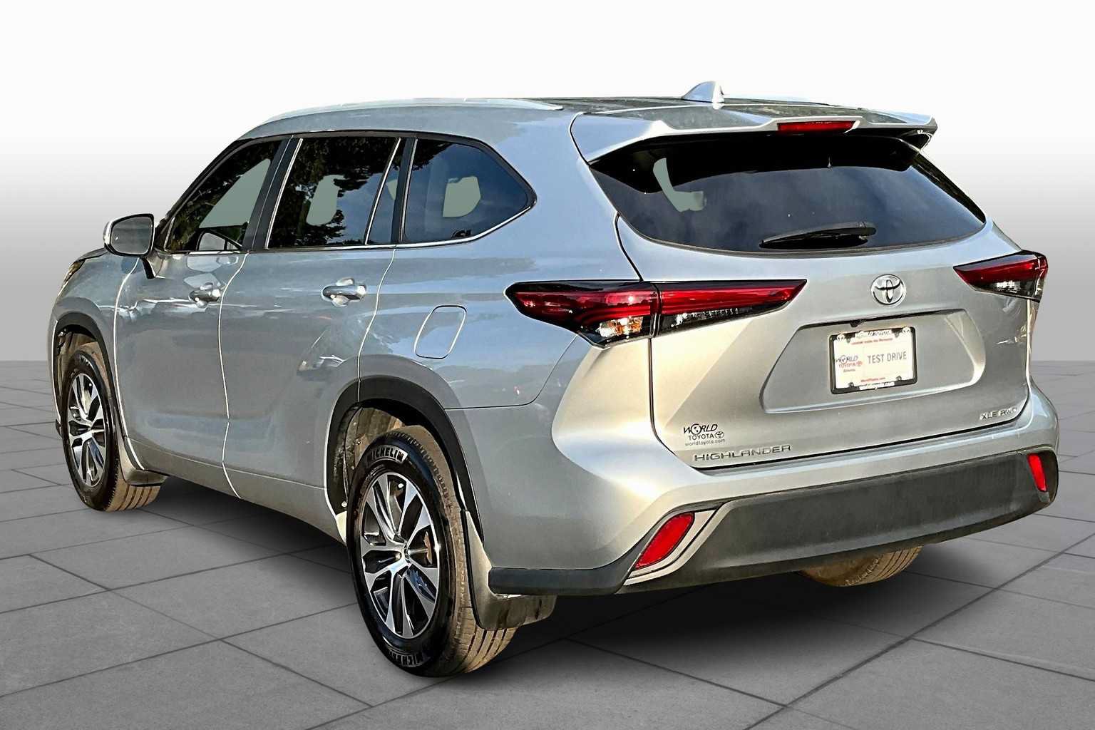 Used 2023 Toyota Highlander XLE AWD/4WD image 11