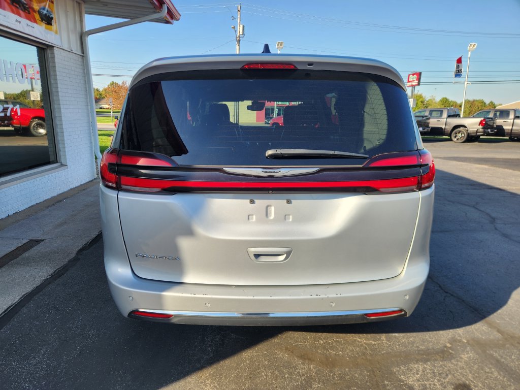 Used 2024 Chrysler Pacifica Touring-L FWD image 4