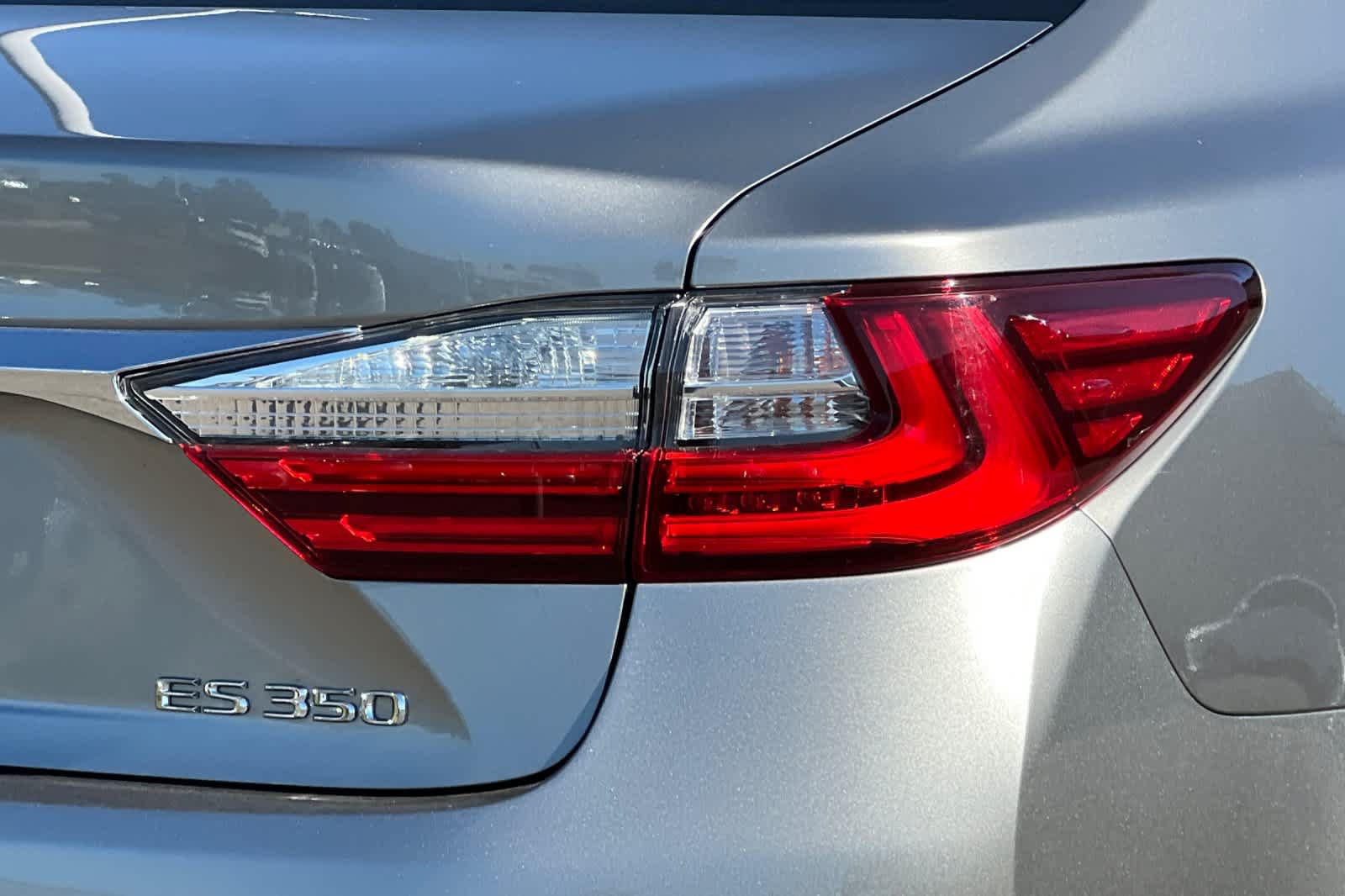 Used 2018 Lexus ES 350 w/ Luxury Package w/Wood Trim FWD image 32