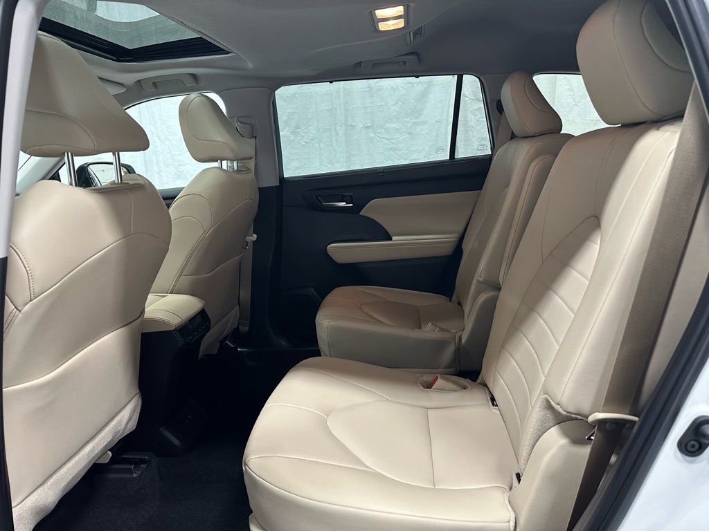 Used 2025 Toyota Highlander XLE image 46