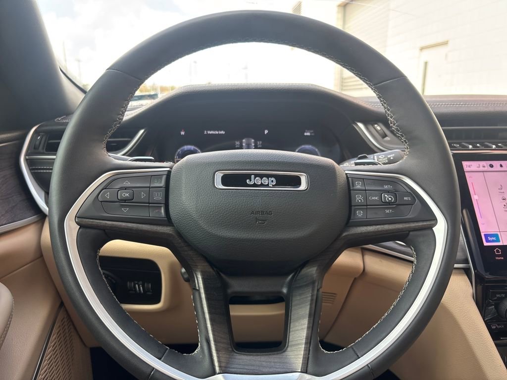 Used 2024 Jeep Grand Cherokee Limited w/ Luxury Tech Group II image 16