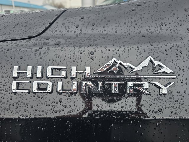 Used 2025 Chevrolet Suburban High Country image 9