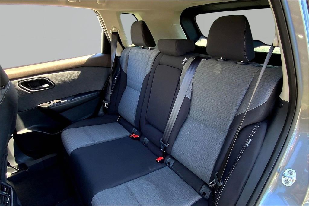 Used 2021 Nissan Rogue SV image 16