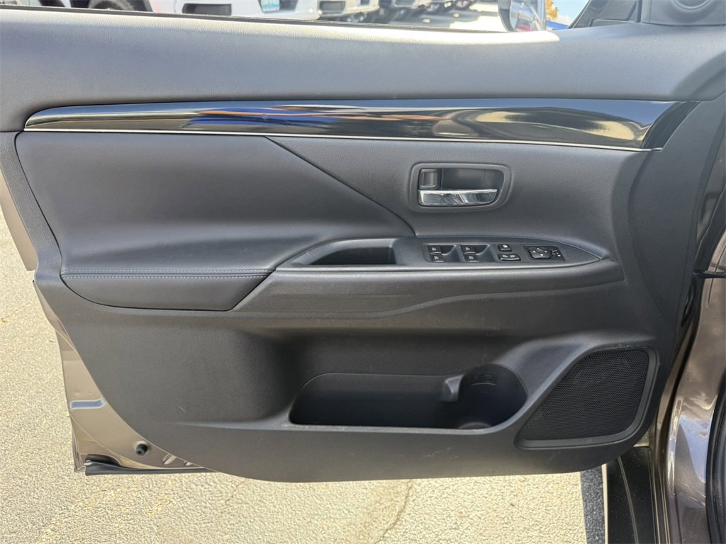 Used 2019 Mitsubishi Outlander SE image 13