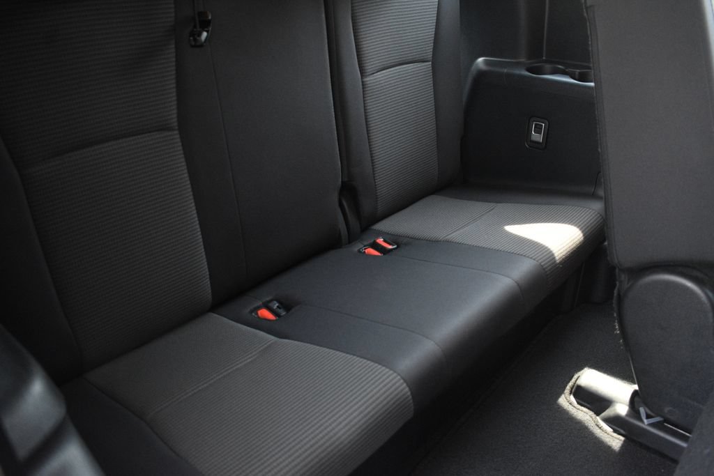 Used 2025 Toyota Highlander LE FWD image 33