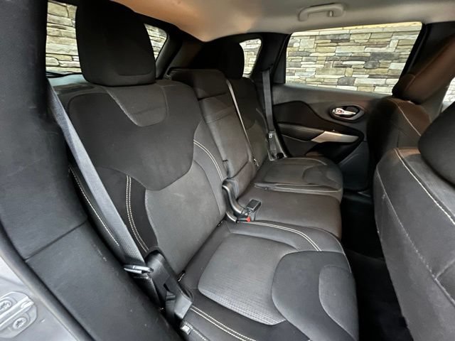 Used 2017 Jeep Cherokee Latitude w/ Cold Weather Group AWD/4WD image 35