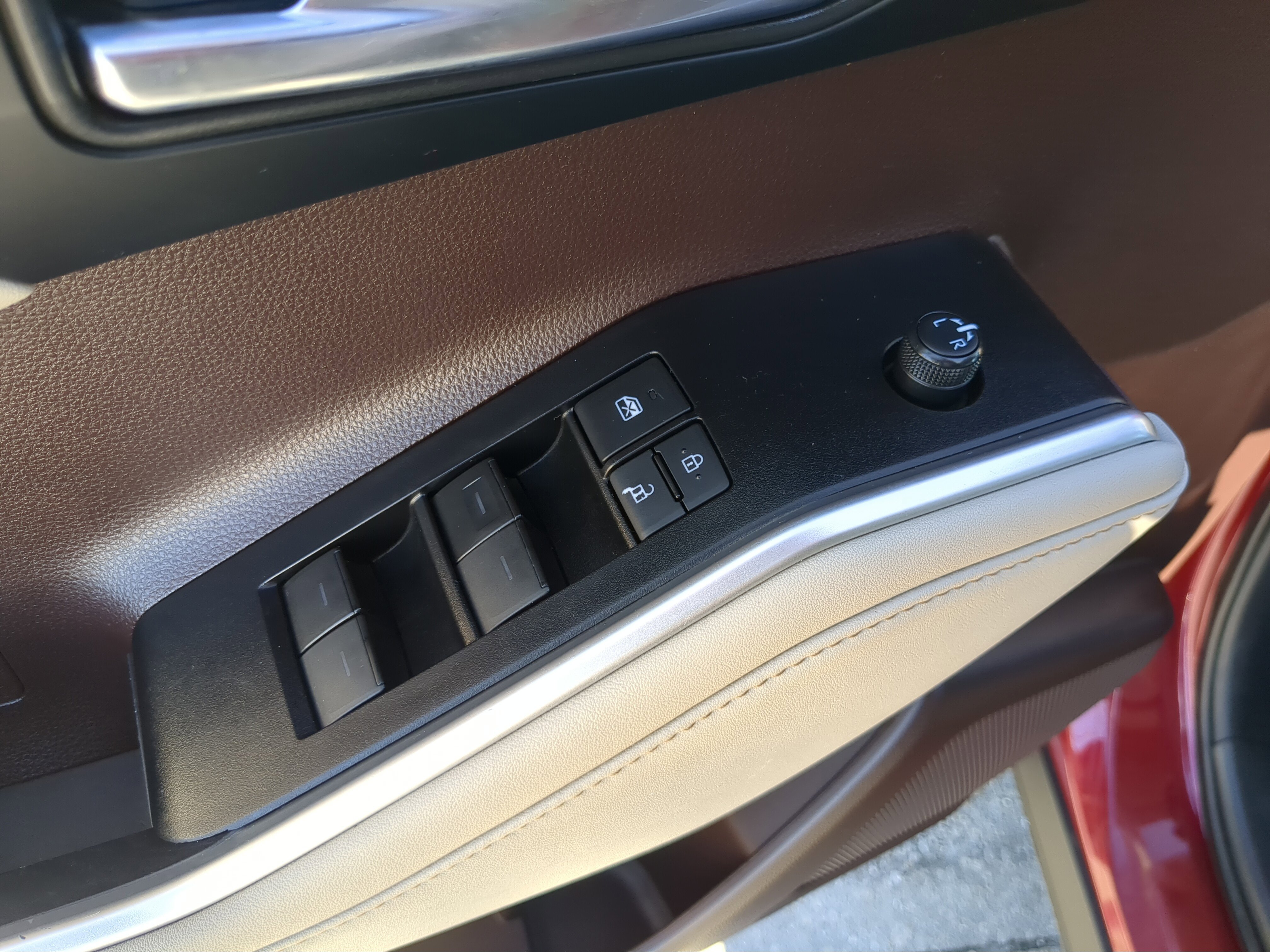 Used 2020 Toyota Highlander XLE image 16