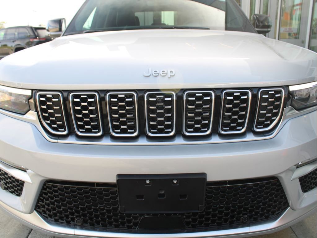 New 2025 Jeep Grand Cherokee Summit image 2