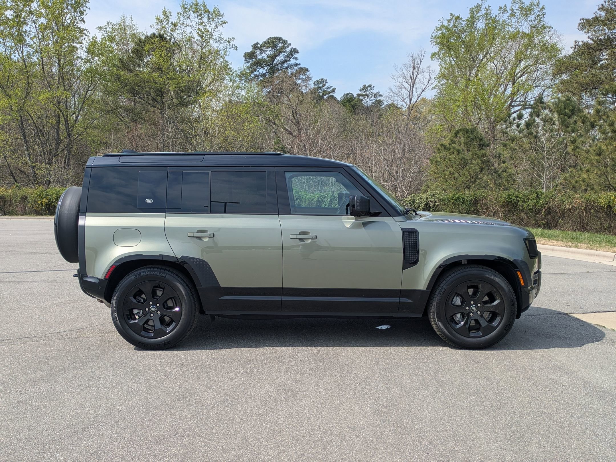 Certified 2024 Land Rover Defender 110 X-Dynamic SE image 4