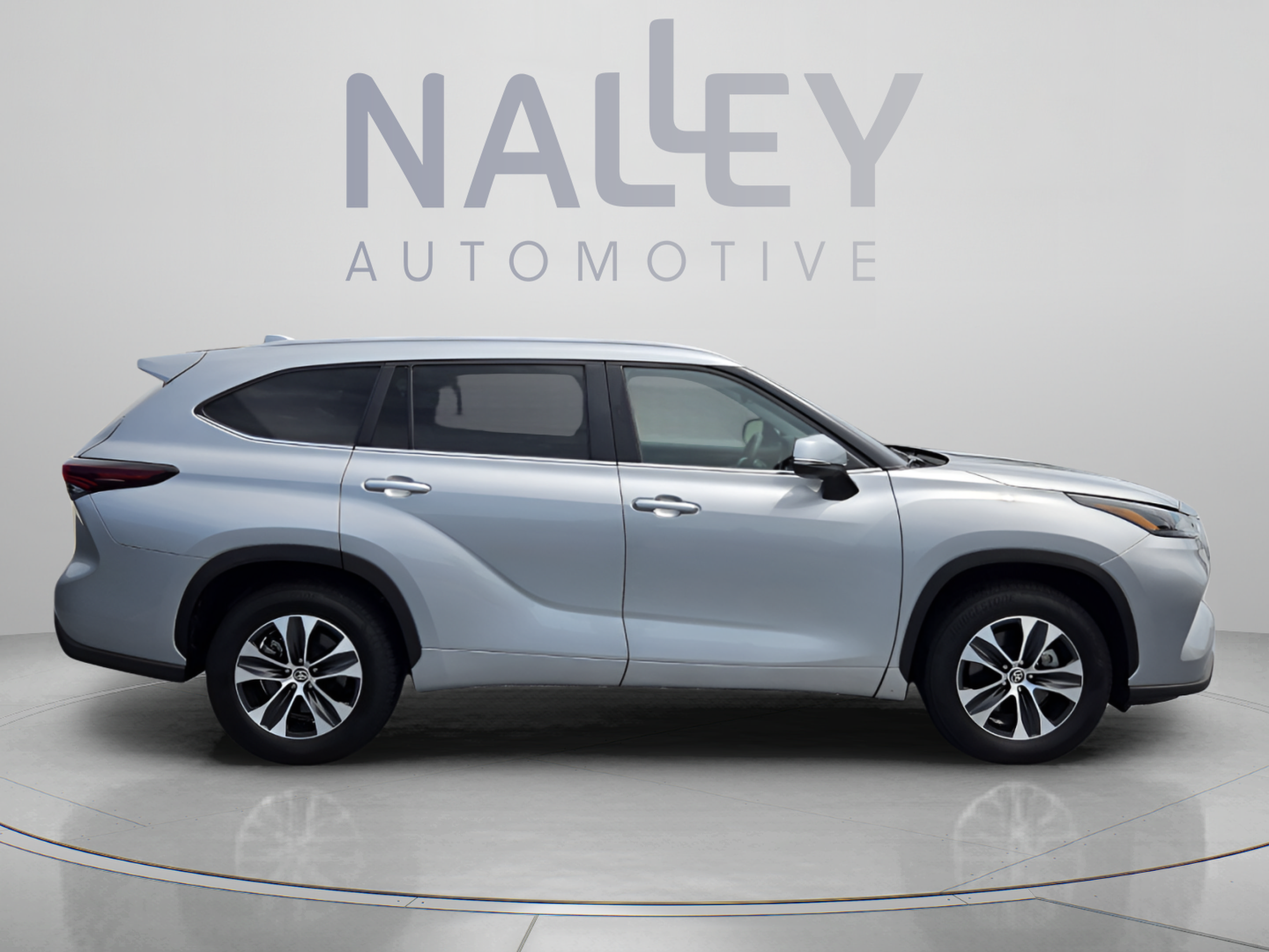 Used 2025 Toyota Highlander XLE FWD image 6