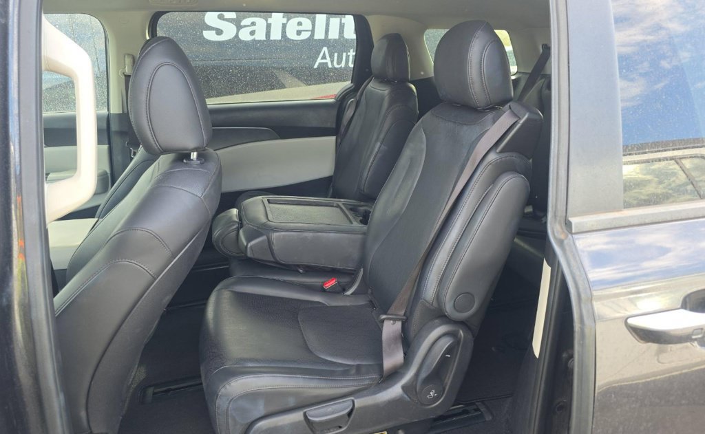 Used 2024 Kia Carnival LX FWD image 5