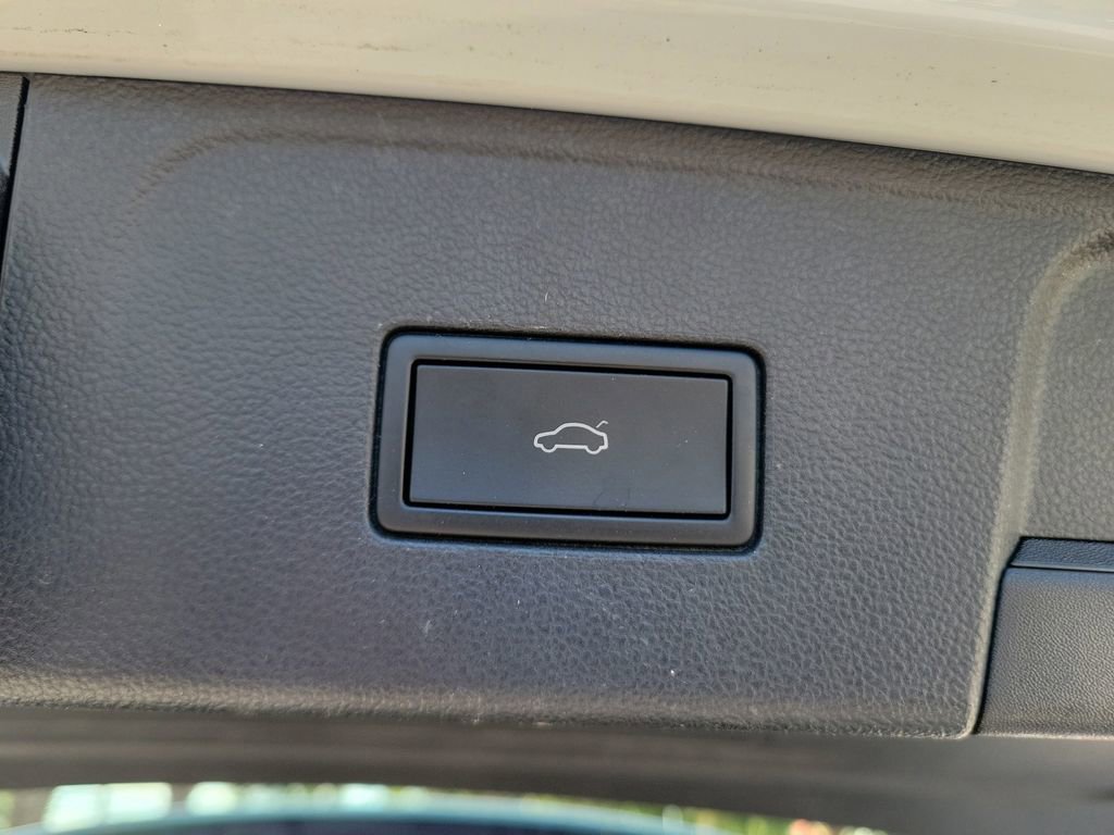 Used 2024 Volkswagen Atlas SE w/ Panoramic Sunroof Package FWD image 11