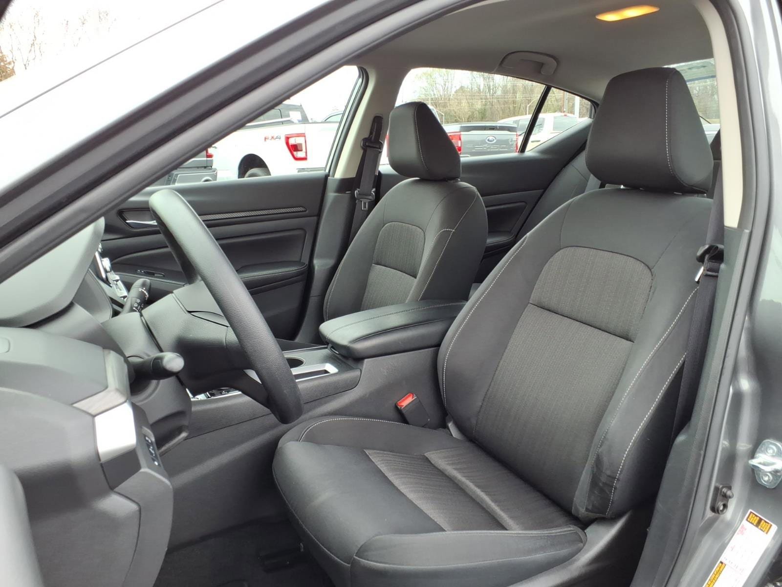 Used 2025 Nissan Altima 2.5 SV FWD image 12