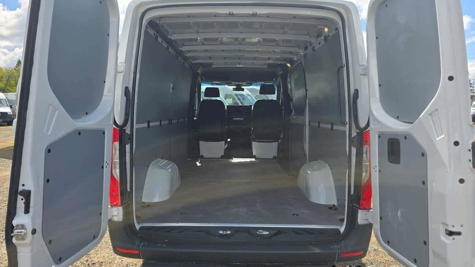 Used 2025 Mercedes-Benz Sprinter 2500 image 22