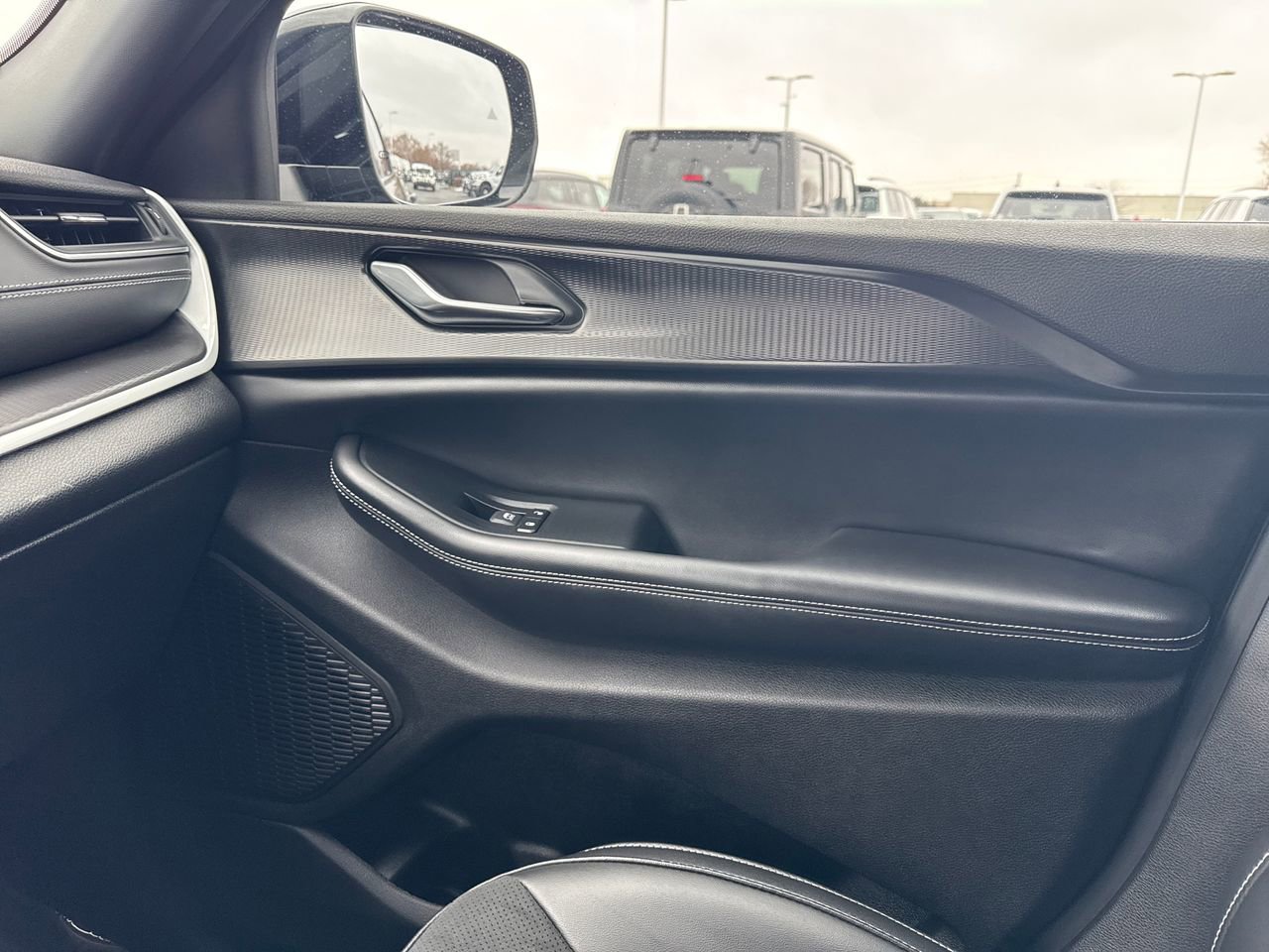 Used 2024 Jeep Grand Cherokee Altitude image 23