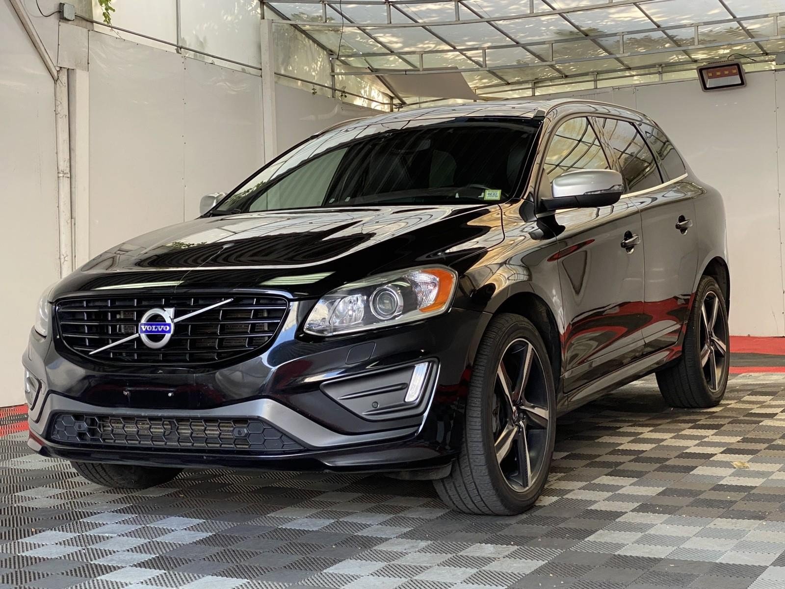 Used 2016 Volvo XC60 T6 R-Design w/ Proximity Package AWD/4WD image 3