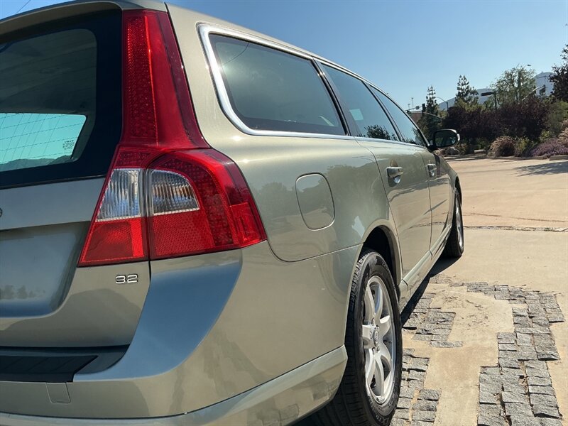 Used 2008 Volvo V70 FWD image 12