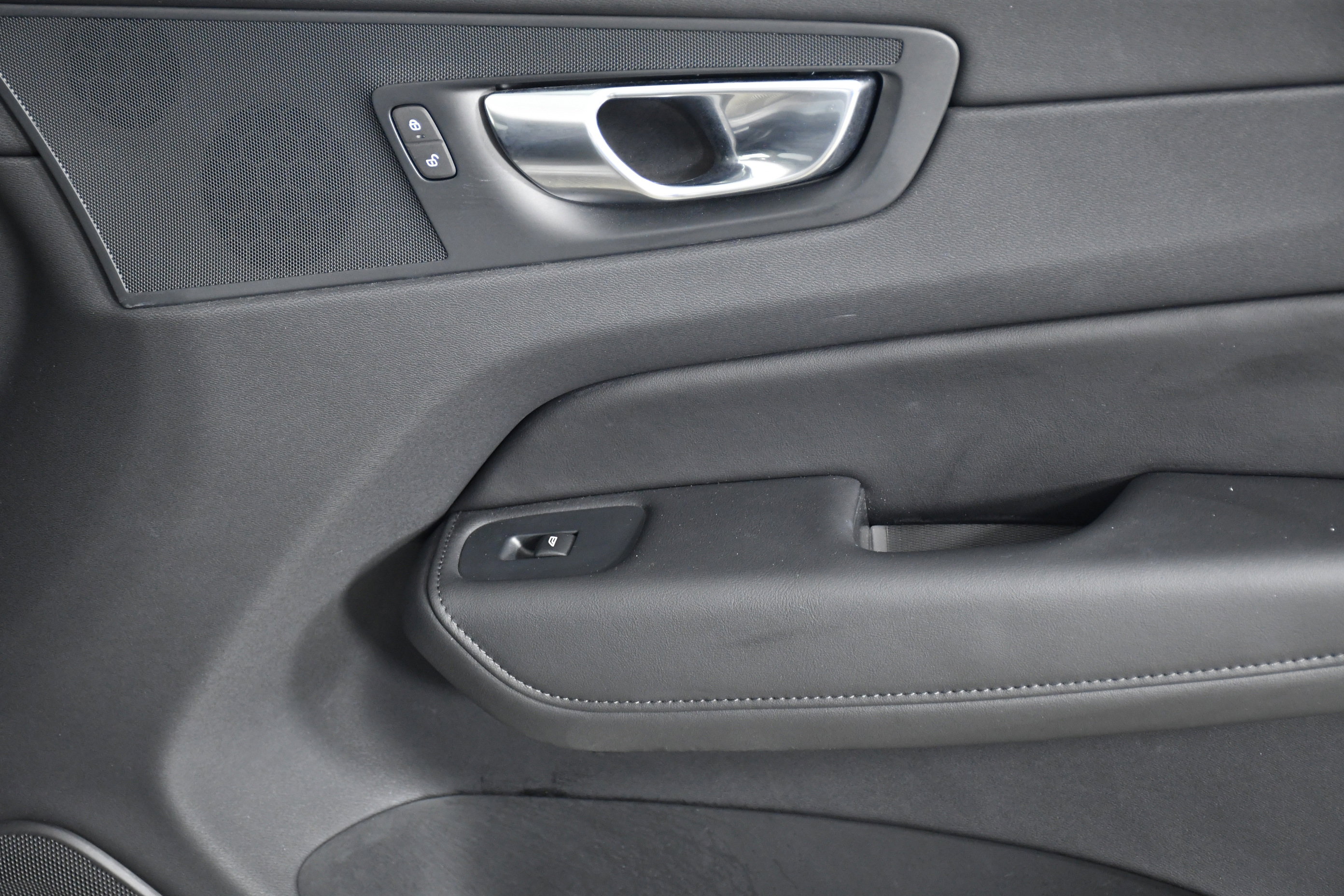 Used 2025 Volvo XC60 B5 Plus image 27