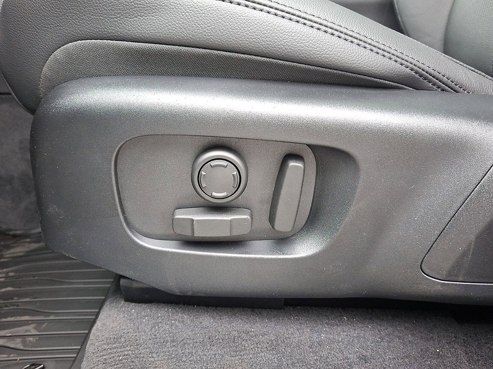 New 2026 Land Rover Range Rover Velar S image 18