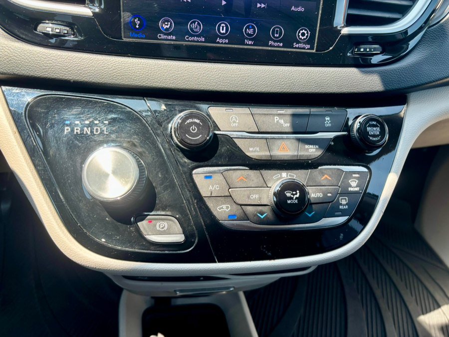 Used 2020 Chrysler Pacifica Touring-L Plus FWD image 25
