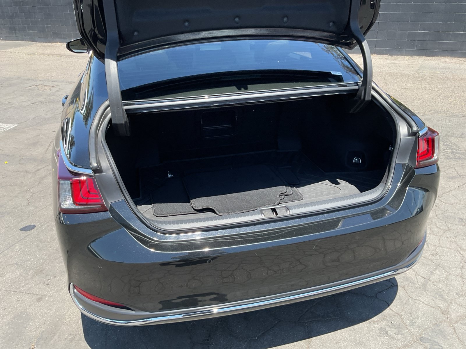 Used 2025 Lexus ES 300h w/ Premium Package FWD image 25
