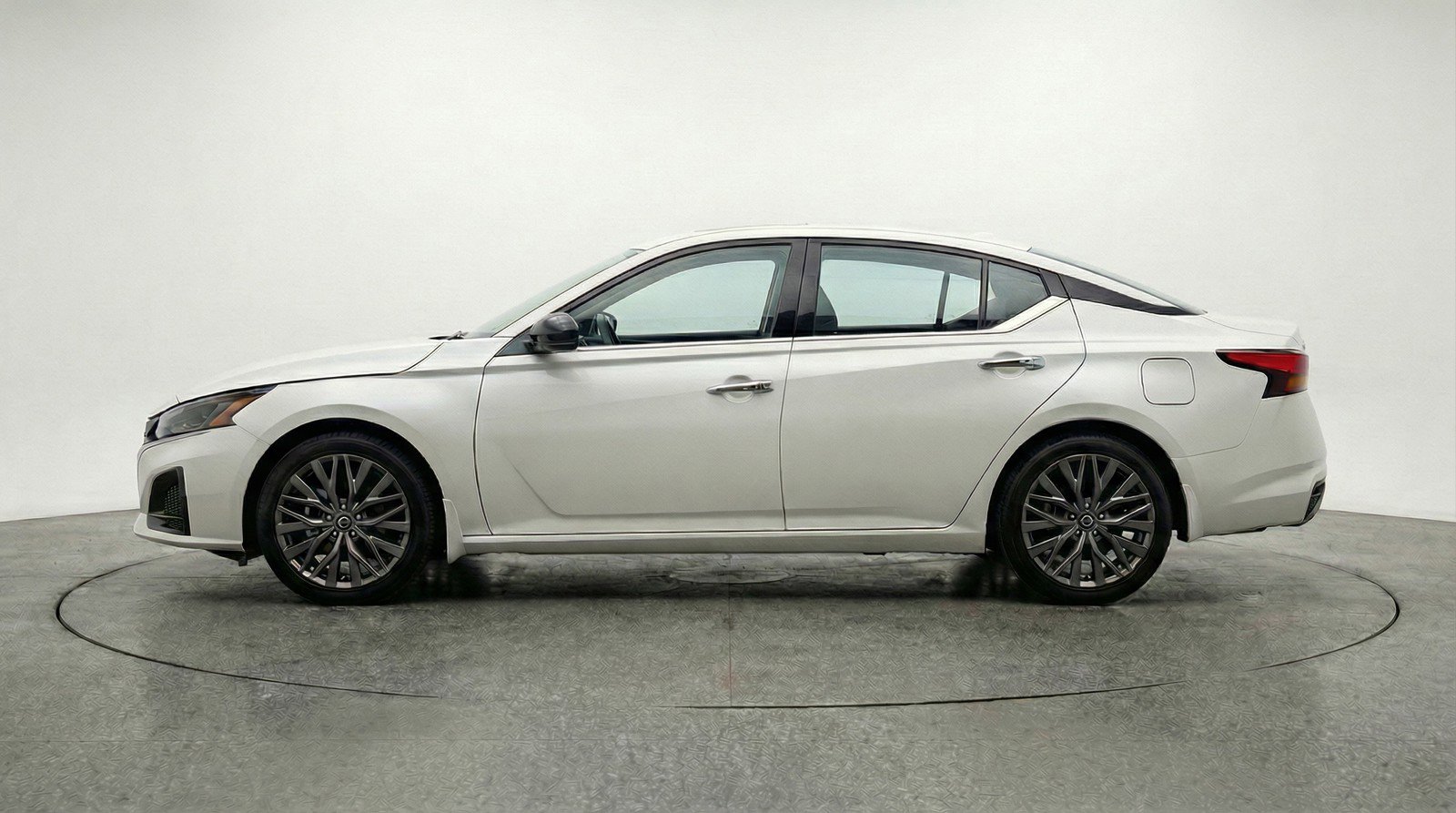 Used 2025 Nissan Altima 2.5 SV FWD image 5
