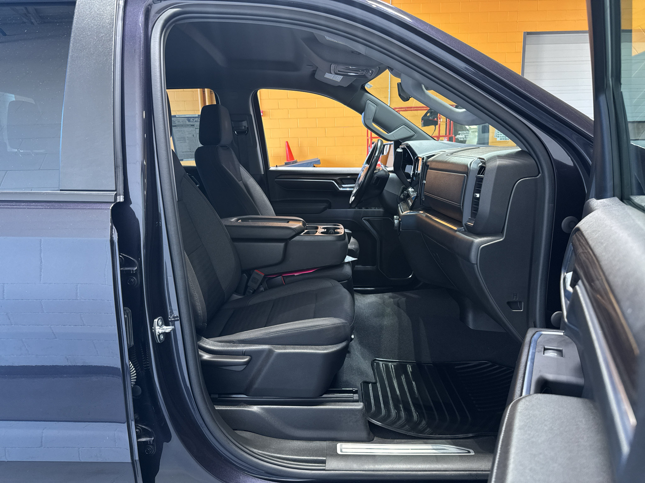 Used 2023 Chevrolet Silverado 1500 LT AWD/4WD image 18