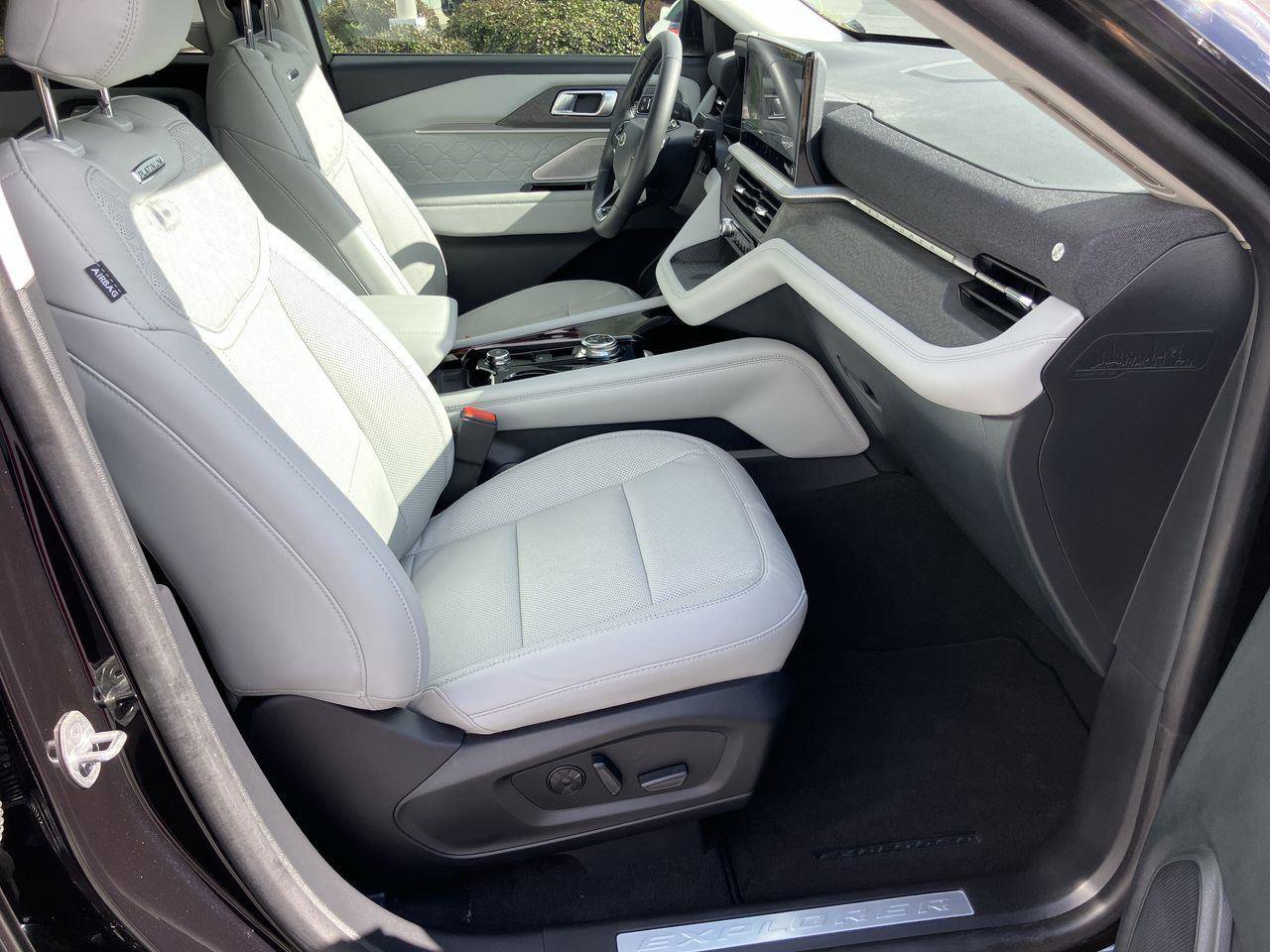 Used 2025 Ford Explorer Platinum w/ Ultimate Package image 41