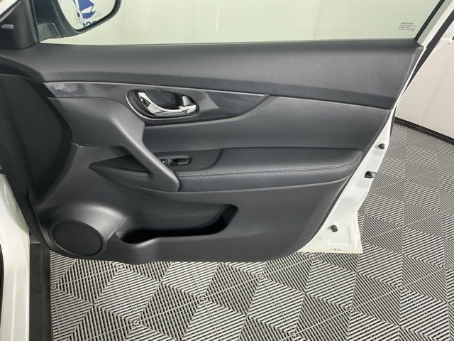 Used 2018 Nissan Rogue SV image 14