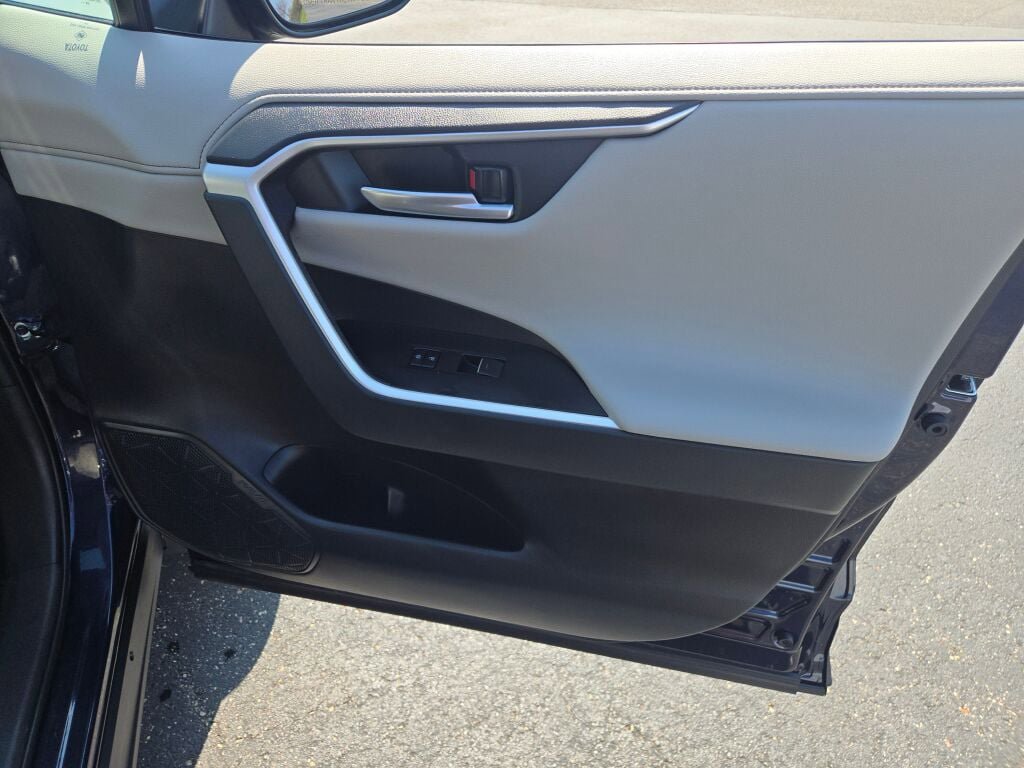 Used 2025 Toyota RAV4 Limited w/ Advanced Technology Package image 6