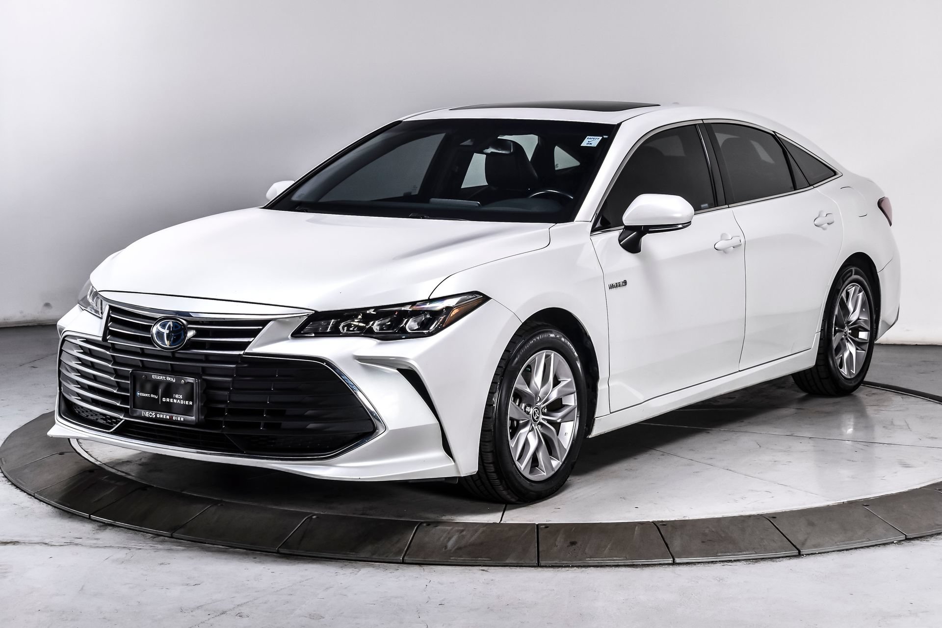 Used 2020 Toyota Avalon XLE w/ Moonroof Package FWD image 2