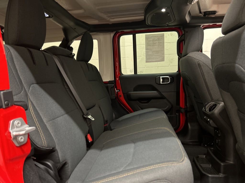 Used 2025 Jeep Wrangler Unlimited Sahara image 9