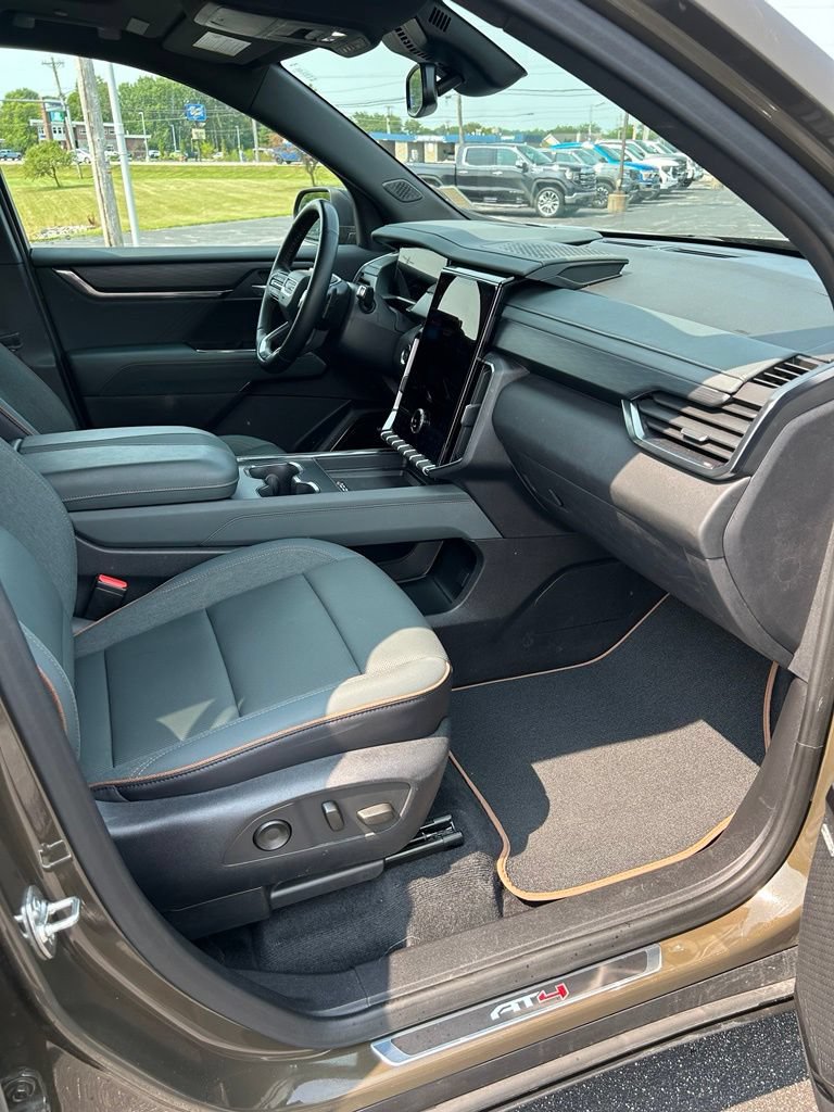 Used 2025 GMC Acadia AT4 AWD/4WD image 33