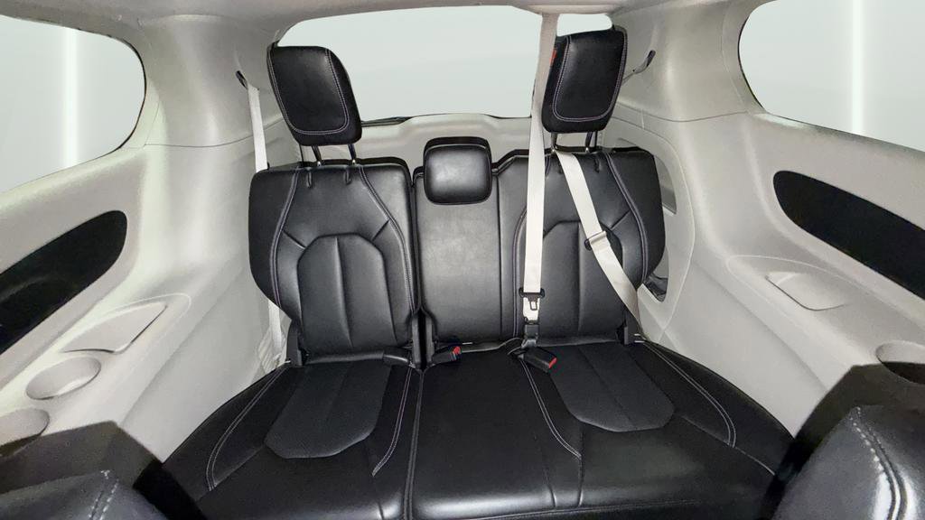 Used 2023 Chrysler Pacifica Touring-L image 26