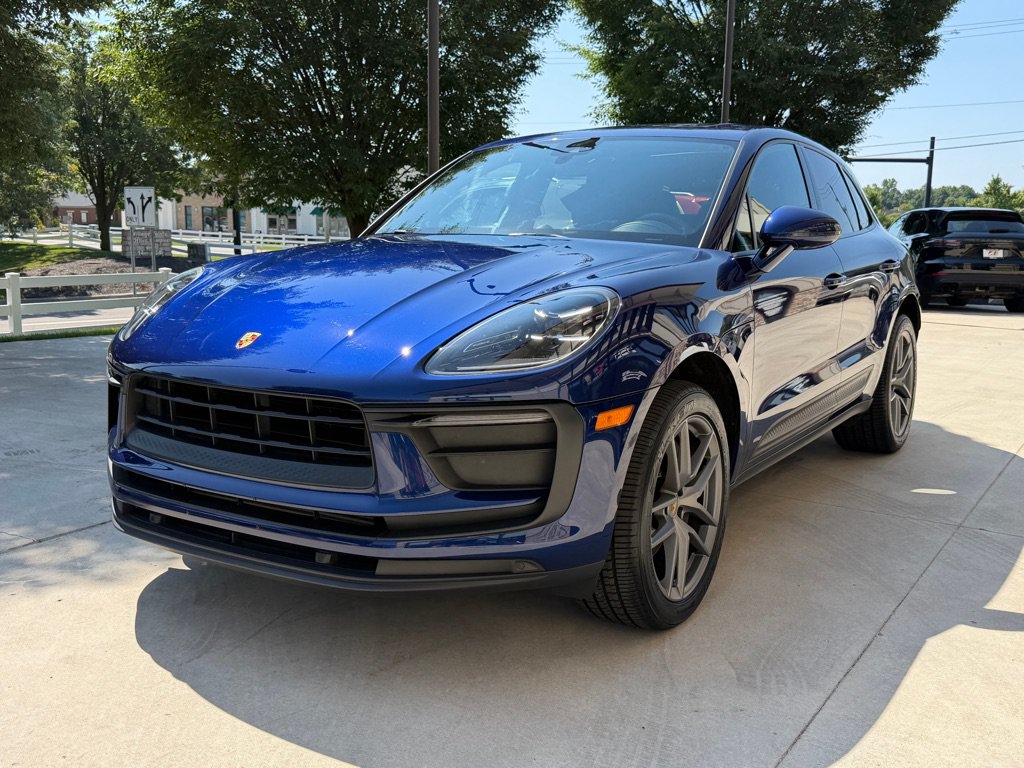 Used 2022 Porsche Macan AWD/4WD image 3