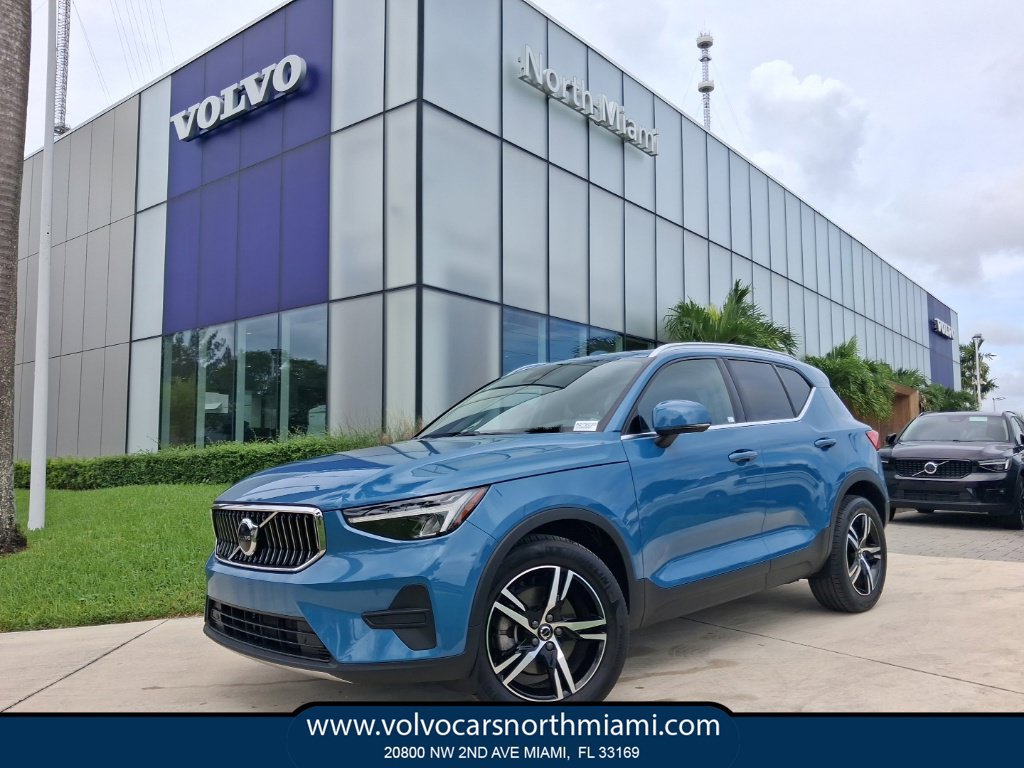 Used 2024 Volvo XC40 B5 Core AWD/4WD image 1