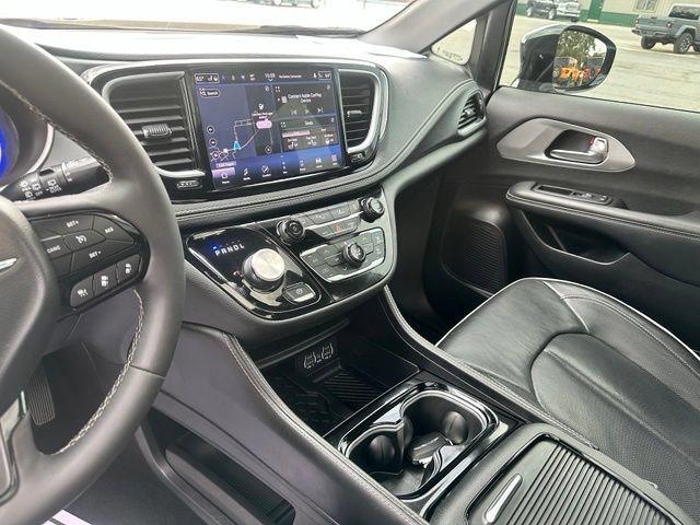 Used 2025 Chrysler Pacifica Limited FWD image 29