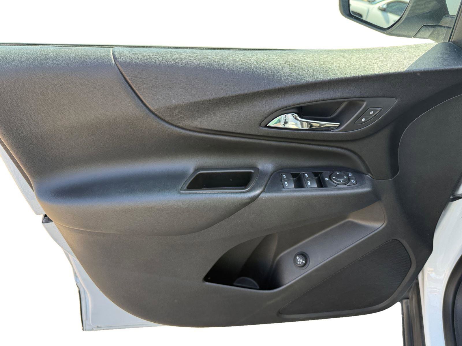 Used 2020 Chevrolet Equinox LT w/ Driver Convenience Package image 9