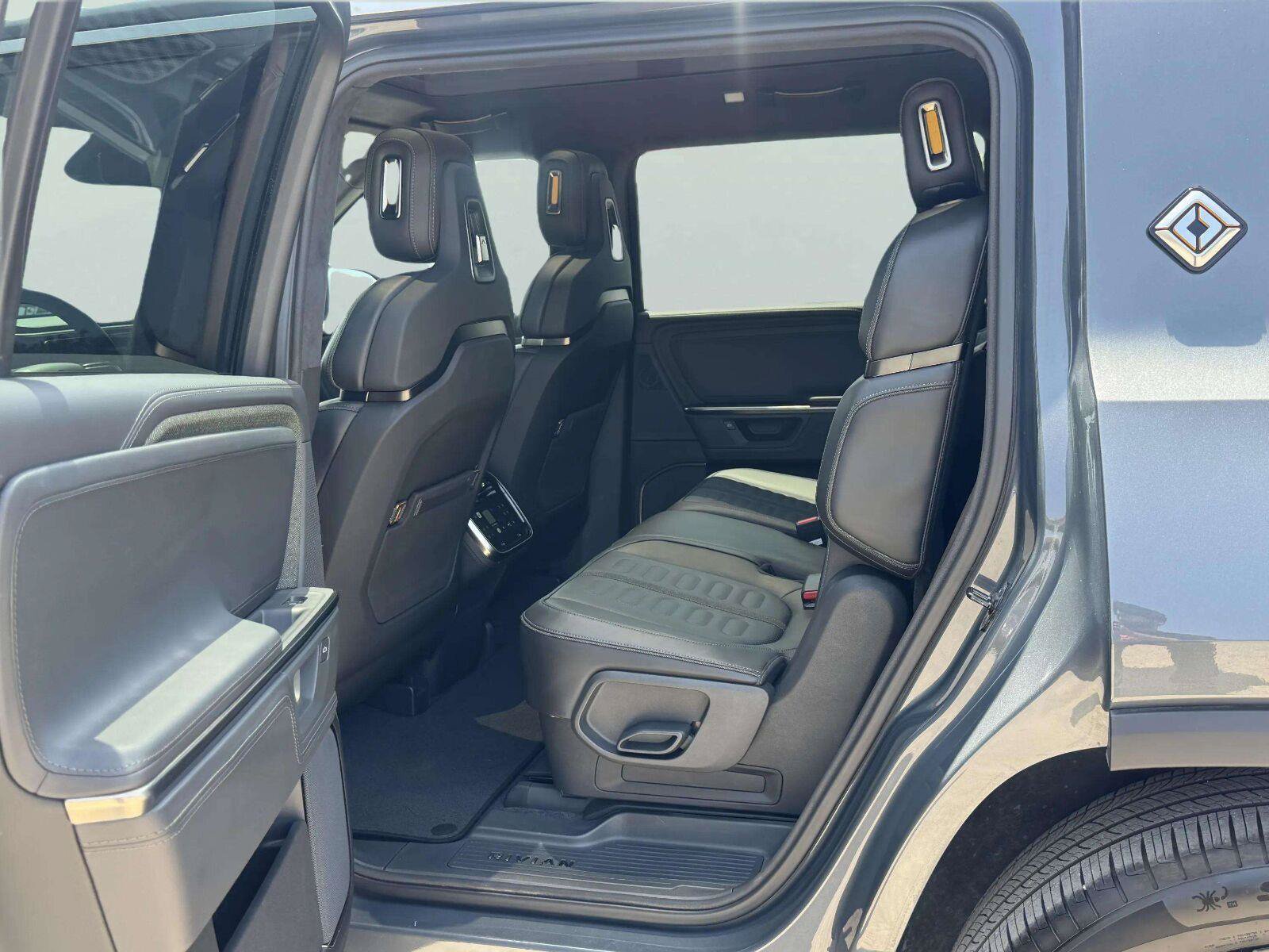 Used 2025 Rivian R1S Adventure AWD/4WD image 38