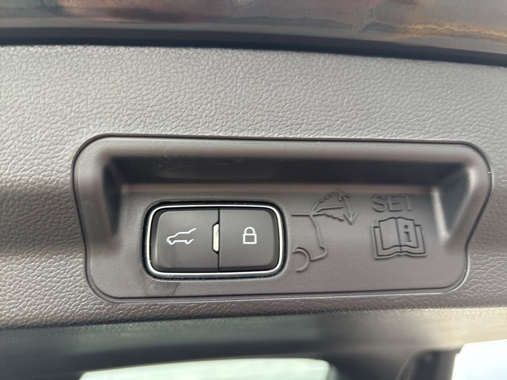 Used 2022 Ford Explorer XLT w/ Equipment Group 202A AWD/4WD image 11