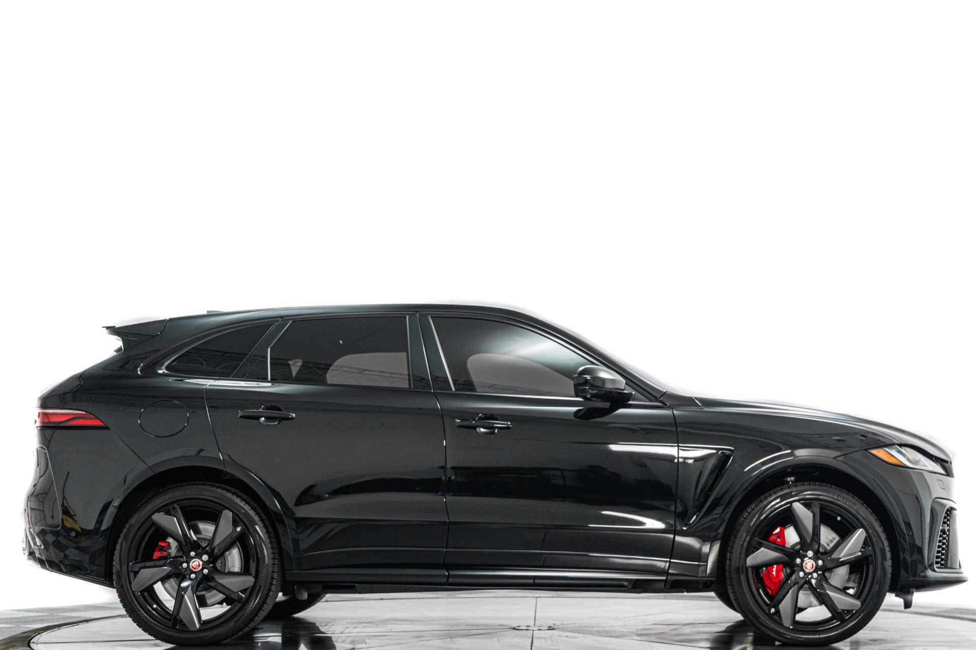 Used 2023 Jaguar F-PACE SVR image 2