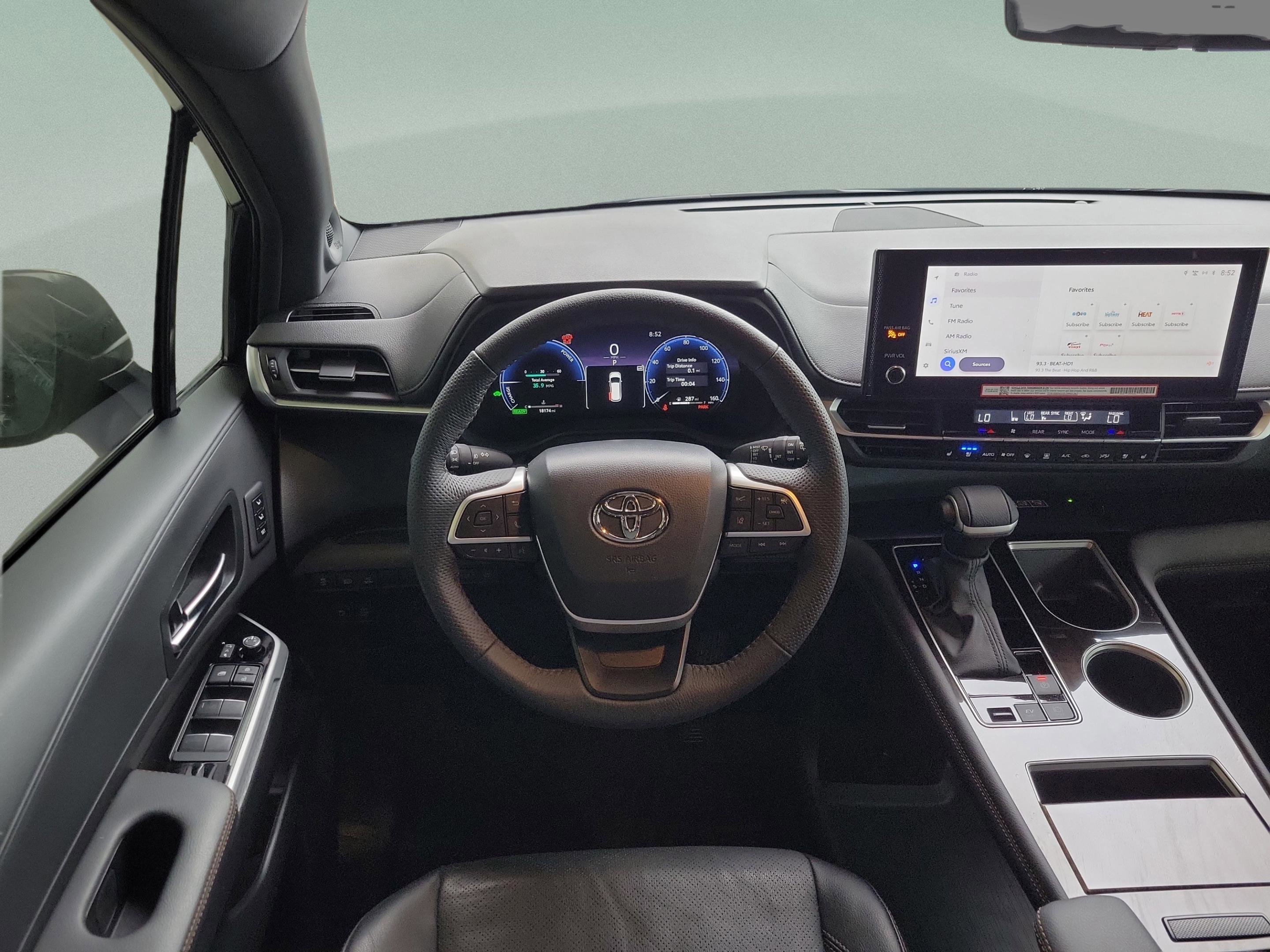 Used 2025 Toyota Sienna Limited image 21