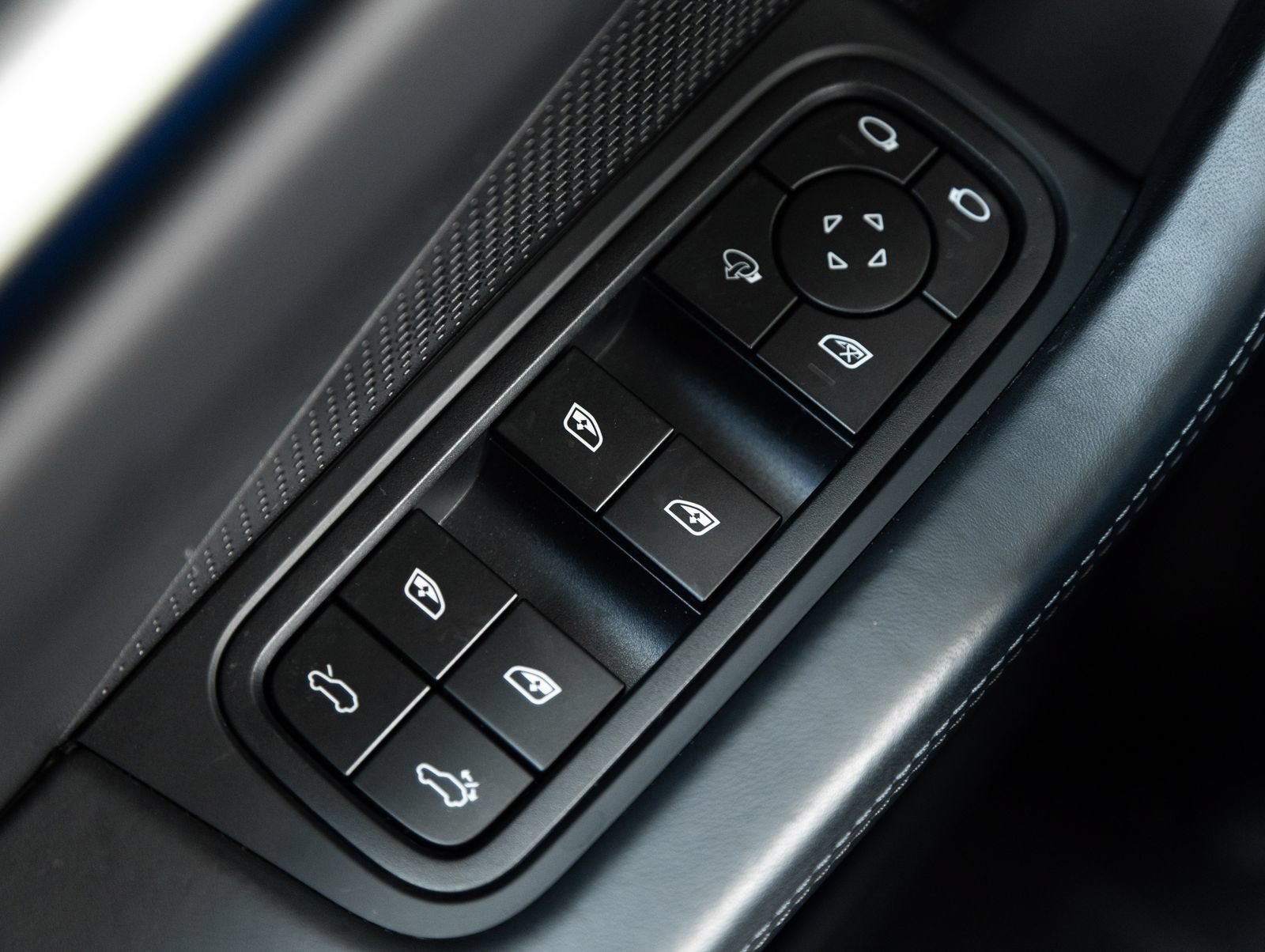 Certified 2025 Porsche Macan Electric RWD image 20
