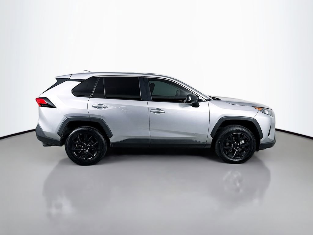Used 2022 Toyota RAV4 LE FWD image 4