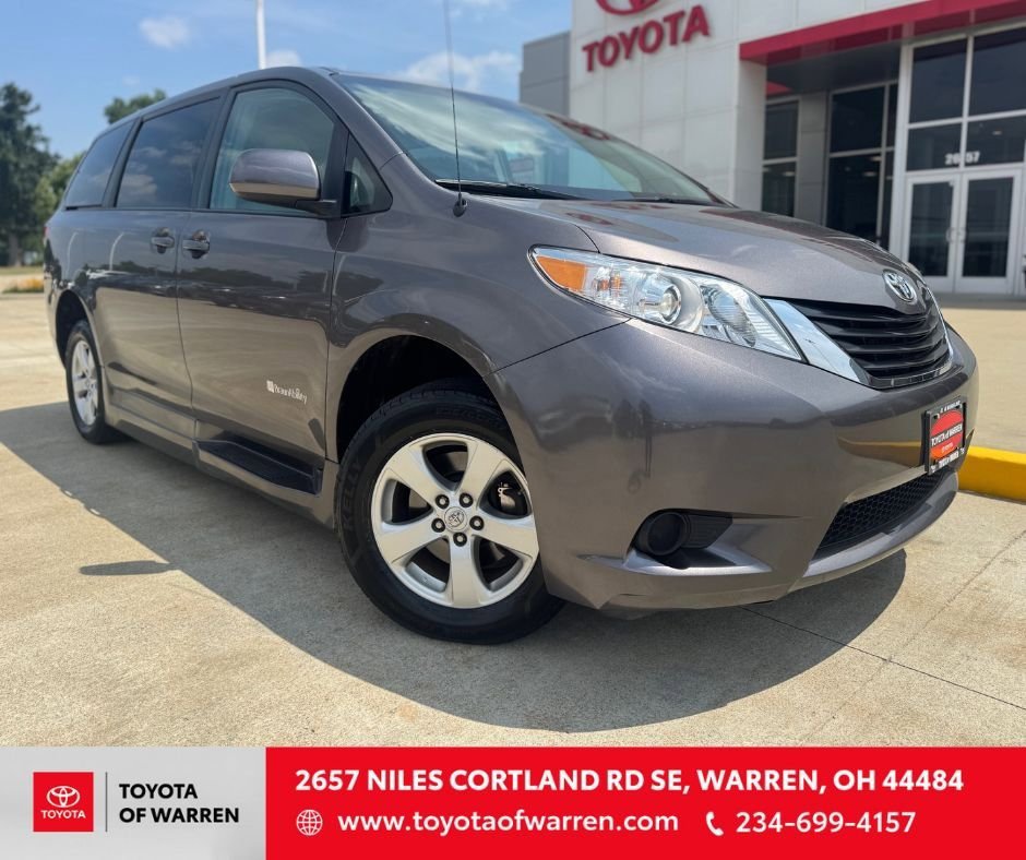 Used 2013 Toyota Sienna LE image 1