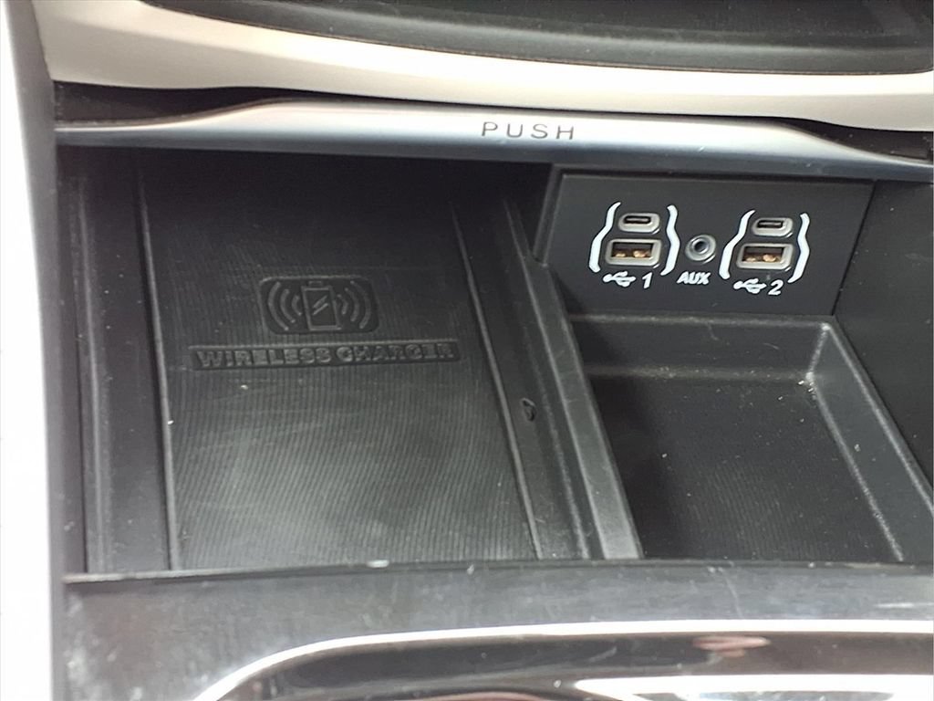 Used 2023 Chrysler Pacifica Limited FWD image 16